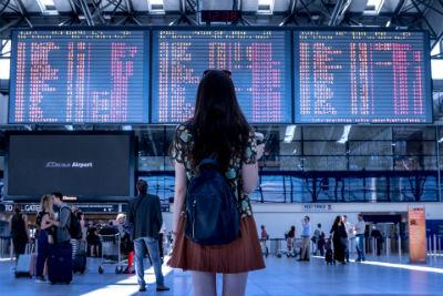 Chica en el aeropuerto